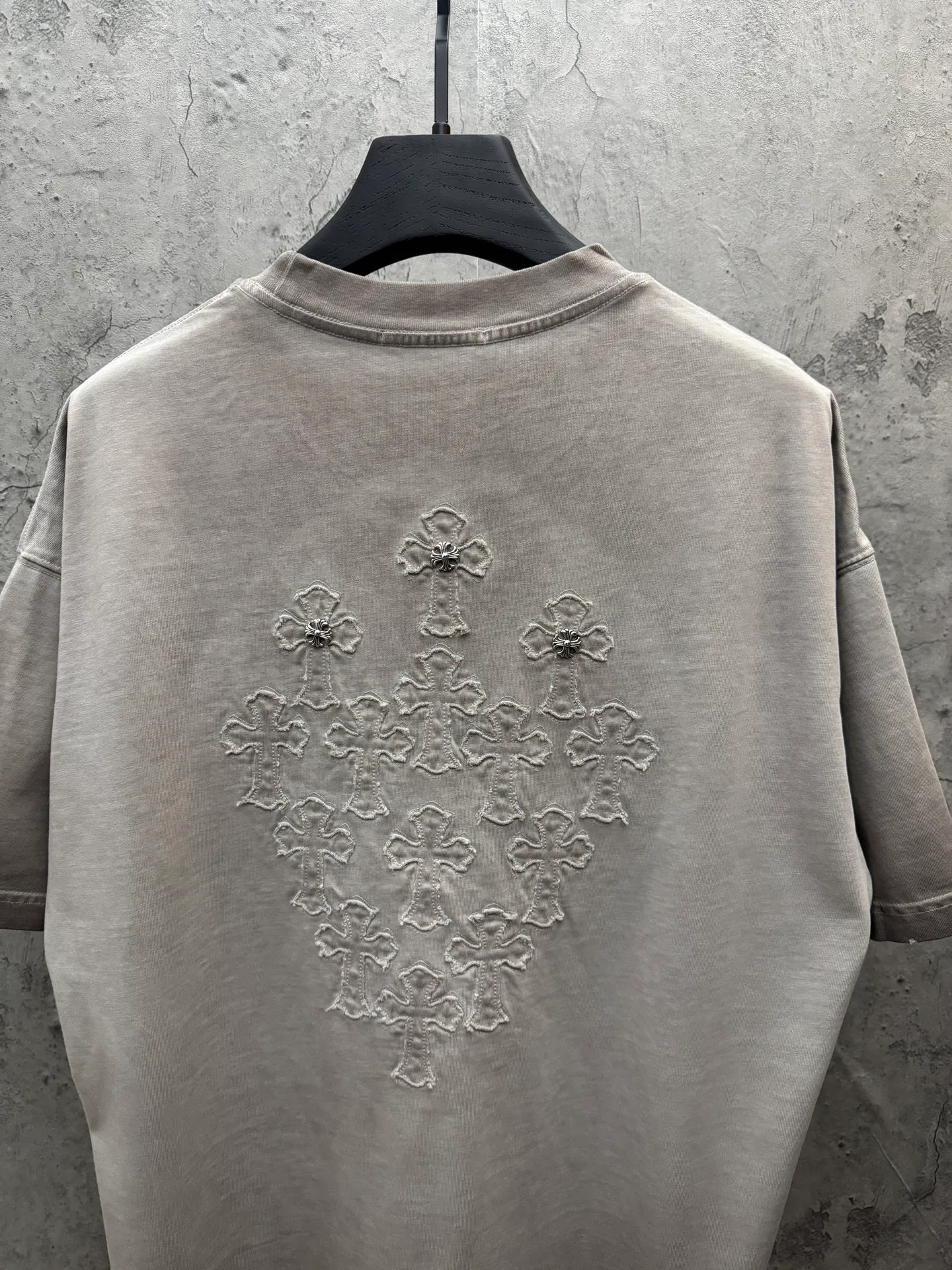 P200 top version, real shot without P, ​​different from market currency) 𝗖𝗵𝗿𝗼𝗺𝗲 𝗛𝗲𝗮𝗿𝘁𝘀/Croxin 2026 spring new original single counter American laser burnt patch embroidered couple short sleeves 👑The highest version! Customized fabric 330g, washed and fried. Best-selling model at the counter. Very comfortable to wear. Accessories: Original molded and authenticated collar label➕100% silk wash label. Genuine purchase-grade original hangtag➕matching hanging rope➕3D hanging beads➕original packaging bag. Craftsmanship: The original version has consistent wiring! The highest version of the armhole matching technique! Color: Khaki Black Rose Red Light Blue Purple Size: S M L XL Style Number: 26-2002